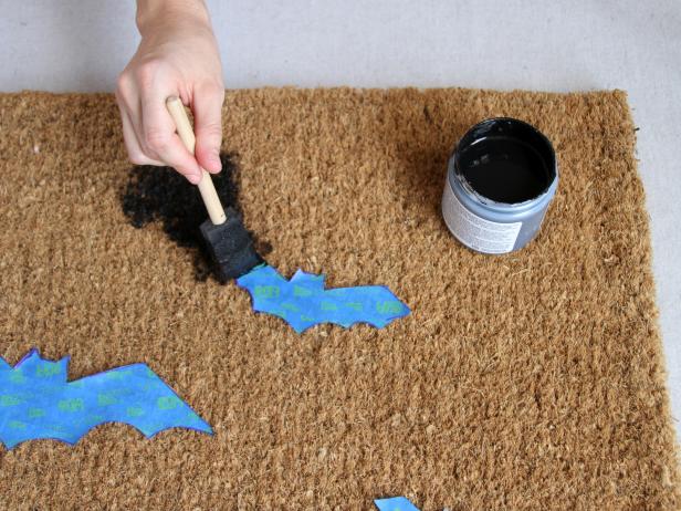 CI-Brittni-Mehloff_Halloween-bat-doormat-paint-mat-step6_h CI-Brittni-Mehloff_Halloween-bat-doormat-paint-mat-step6_h