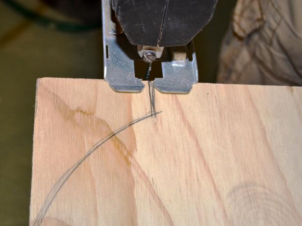 CI-Jonanne-Palmissano_Halloween-spooky-inn-sign-cut-plywood_h CI-Jonanne-Palmissano_Halloween-spooky-inn-sign-cut-plywood_h