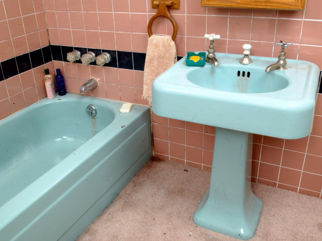 Tips From the Pros on Painting Bathtubs and Tile DIY