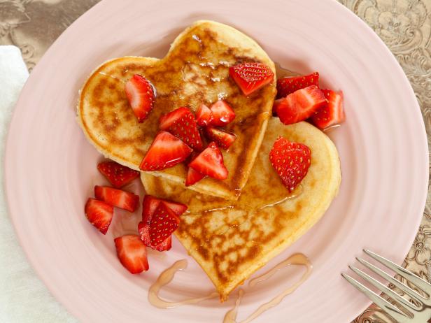 CI-Kimberly-Davis_breakfast-in-bed-heart-shape-pancakes-strawberries_v CI-Kimberly-Davis_breakfast-in-bed-heart-shape-pancakes-strawberries_v