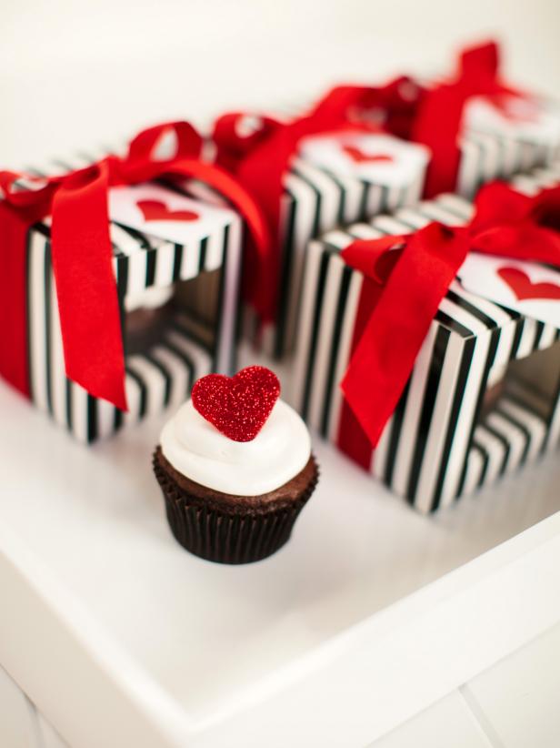 CI-Rennai-Hoefer_Valentine-cupcakes-in-boxes-red-heart_v CI-Rennai-Hoefer_Valentine-cupcakes-in-boxes-red-heart_v