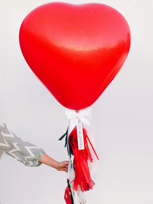 CI-Rennai-Hoefer_Valentine-heart-balloon_v CI-Rennai-Hoefer_Valentine-heart-balloon_v