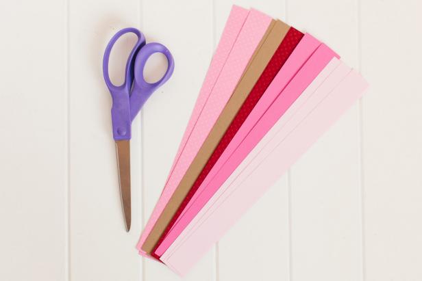 CI_Kim-Stoegbauer-heart-paper-chain-cut-paper-strips_s4x3 CI_Kim-Stoegbauer-heart-paper-chain-cut-paper-strips_s4x3