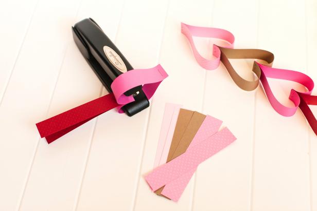 CI_Kim-Stoegbauer-heart-paper-chain-staple-heart2_s4x3 CI_Kim-Stoegbauer-heart-paper-chain-staple-heart2_s4x3