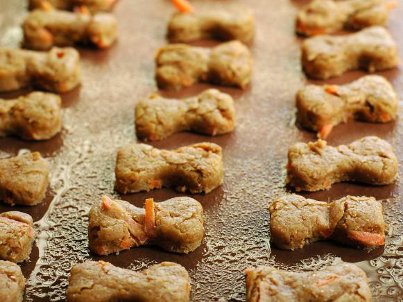 CI-Paris-and-John_Peanut-Butter-Bones-pet-treats_h CI-Paris-and-John_Peanut-Butter-Bones-pet-treats_h