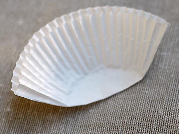 CI-Kori-Clark_Cupcake-liner-Flower-fold-step1_s4x3 CI-Kori-Clark_Cupcake-liner-Flower-fold-step1_s4x3