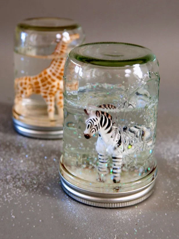 CI_Buff_Strickland_Glitter-Animal-Snow-Globe-Zebra-Giraffe_s3x4