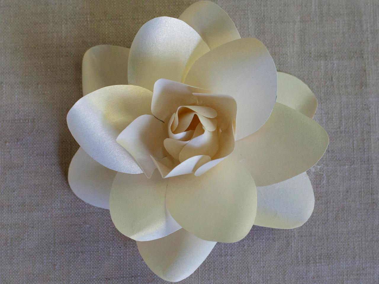 How to Make Paper Gardenias howtos DIY