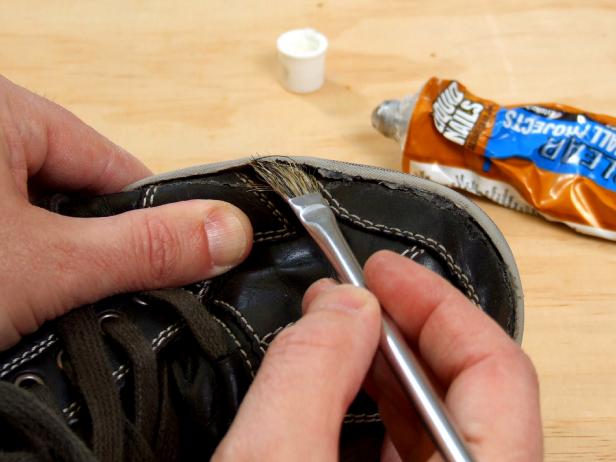 Original_glueing-shoes_4x3 Original_glueing-shoes_4x3
