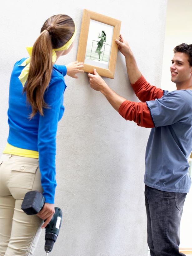 TS-78619531_Couple-hanging-picture-on-wall_3x4 TS-78619531_Couple-hanging-picture-on-wall_3x4