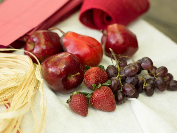 Original-Fruit-Centerpiece_apples-strawberries-grapes-Step1_4x3 Original-Fruit-Centerpiece_apples-strawberries-grapes-Step1_4x3