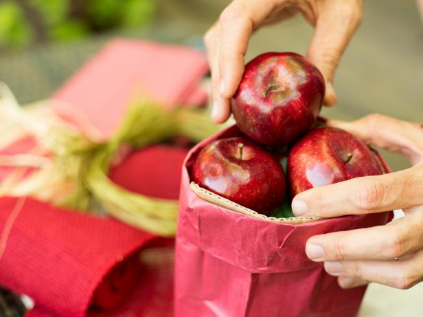 Original-Fruit-Centerpiece_stack-apples-in-bag-Step7_4x3 Original-Fruit-Centerpiece_stack-apples-in-bag-Step7_4x3