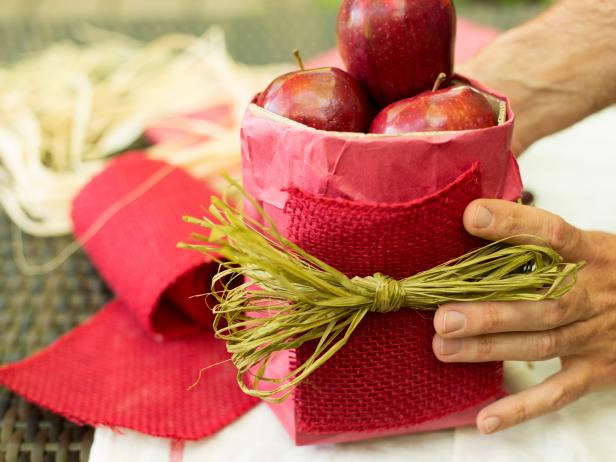 Original-Fruit-Centerpiece_wrap-ribbon-around-bag-Step8_4x3 Original-Fruit-Centerpiece_wrap-ribbon-around-bag-Step8_4x3
