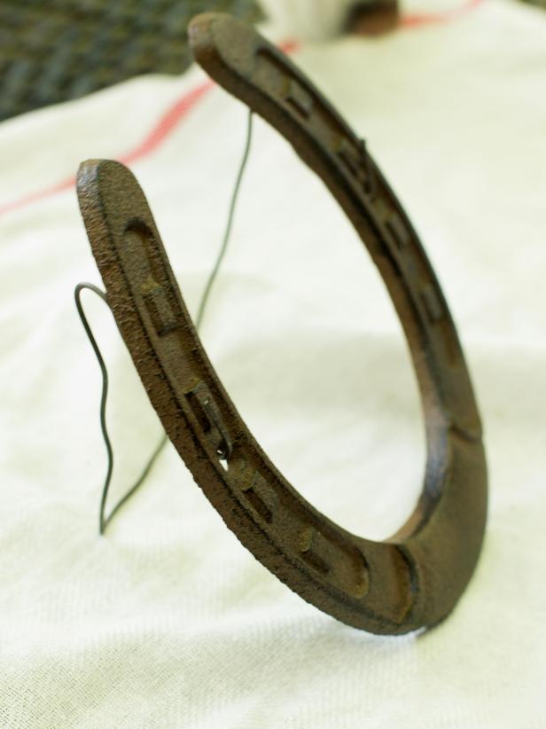 Original-Horseshoe-Placeholder_attach-stand-onto-horseshoe-step4_3x4 Original-Horseshoe-Placeholder_attach-stand-onto-horseshoe-step4_3x4