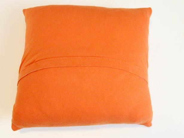 CI-Jess-Abbott_Pillows-made-from-T-shirts-back-of-pillow-step7_4x3 CI-Jess-Abbott_Pillows-made-from-T-shirts-back-of-pillow-step7_4x3
