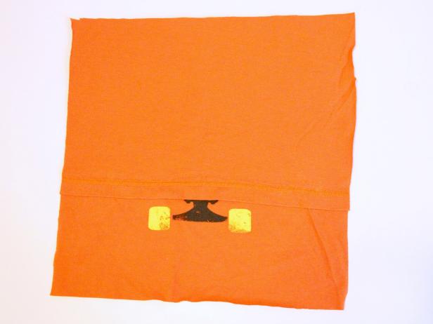 CI-Jess-Abbott_Pillows-made-from-T-shirts-fold-over-step3_4x3 CI-Jess-Abbott_Pillows-made-from-T-shirts-fold-over-step3_4x3