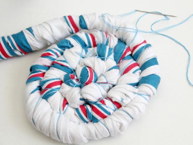 CI-Jess-Abbott_Baskets-made-from-baby-blankets-continue-spiral-step16_4x3 CI-Jess-Abbott_Baskets-made-from-baby-blankets-continue-spiral-step16_4x3