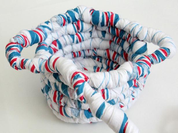 CI-Jess-Abbott_Baskets-made-from-baby-blankets-create-handles-step21_4x3 CI-Jess-Abbott_Baskets-made-from-baby-blankets-create-handles-step21_4x3