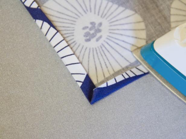 CI-Chelsea-Costa_cloth-napkins-iron-hem-second-side-step4 CI-Chelsea-Costa_cloth-napkins-iron-hem-second-side-step4