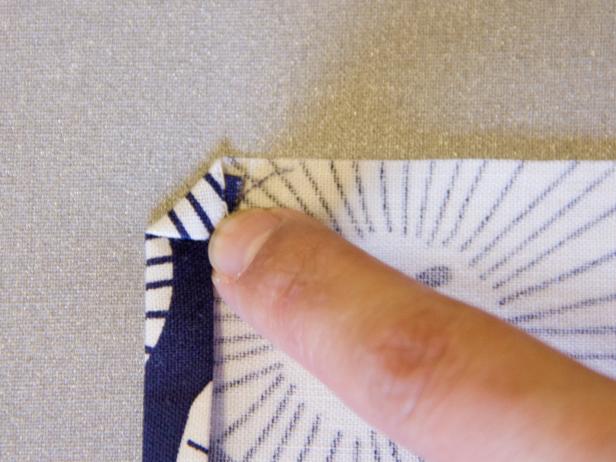 CI-Chelsea-Costa_cloth-napkins-fold-corner-step3 CI-Chelsea-Costa_cloth-napkins-fold-corner-step3