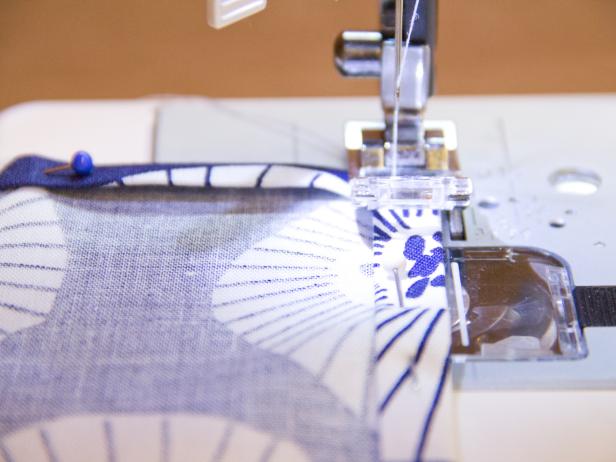 CI-Chelsea-Costa_cloth-napkins-sew-hem-step6 CI-Chelsea-Costa_cloth-napkins-sew-hem-step6