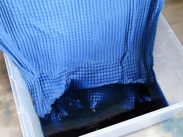 CI_Brittni-Mehloff_ombre-shower-curtain-hold-the-bottom-in-longest-step9_h CI_Brittni-Mehloff_ombre-shower-curtain-hold-the-bottom-in-longest-step9_h