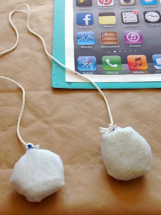CI-Manvi-Drona-iPod-Halloween-Costume-tied-earbuds12_v CI-Manvi-Drona-iPod-Halloween-Costume-tied-earbuds12_v