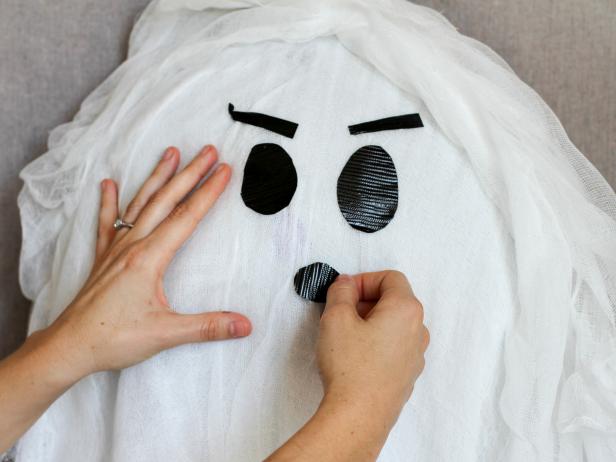 CI-Brittni-Melhoff_Halloween-ghosts-in-tree-duct-tape-face-step9_h CI-Brittni-Melhoff_Halloween-ghosts-in-tree-duct-tape-face-step9_h