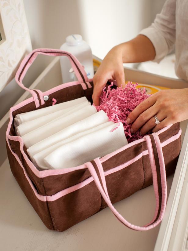 CI-Melanie-Grizzel_Baby-Changing-Kit-filling-the-bag_v CI-Melanie-Grizzel_Baby-Changing-Kit-filling-the-bag_v