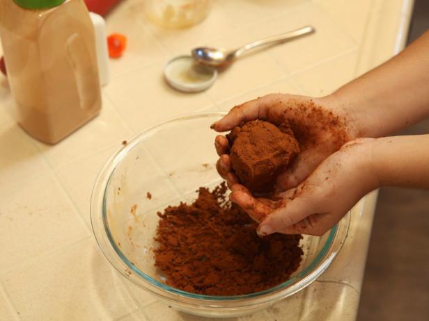 CI-Laurie-March_Scandanavian-Christmas-Cinnamon-ornaments-step4_h CI-Laurie-March_Scandanavian-Christmas-Cinnamon-ornaments-step4_h