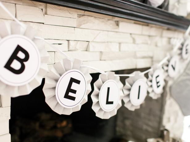 Original-TomKat_Christmas-fireplace-mantel-glam-bunting_h Original-TomKat_Christmas-fireplace-mantel-glam-bunting_h