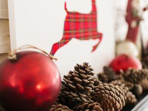 Original-TomKat_Christmas-fireplace-mantel-traditional-pinecones-ornament_v Original-TomKat_Christmas-fireplace-mantel-traditional-pinecones-ornament_v