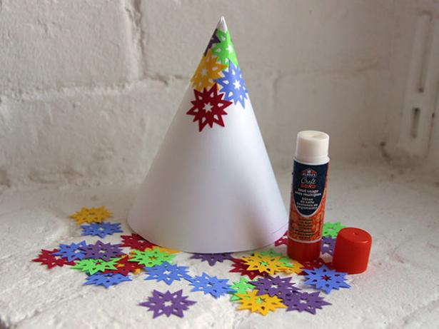 CI-Ellen-Foord_Christmas-cone-tree-snowflake-glue-confetti-step3_h CI-Ellen-Foord_Christmas-cone-tree-snowflake-glue-confetti-step3_h