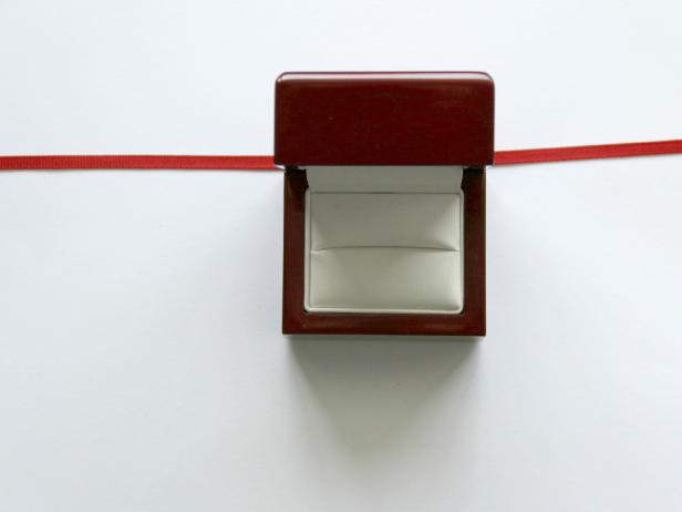 CI-Jess-Abbott_Christmas-ornament-engagement-ring-box-step4_h CI-Jess-Abbott_Christmas-ornament-engagement-ring-box-step4_h