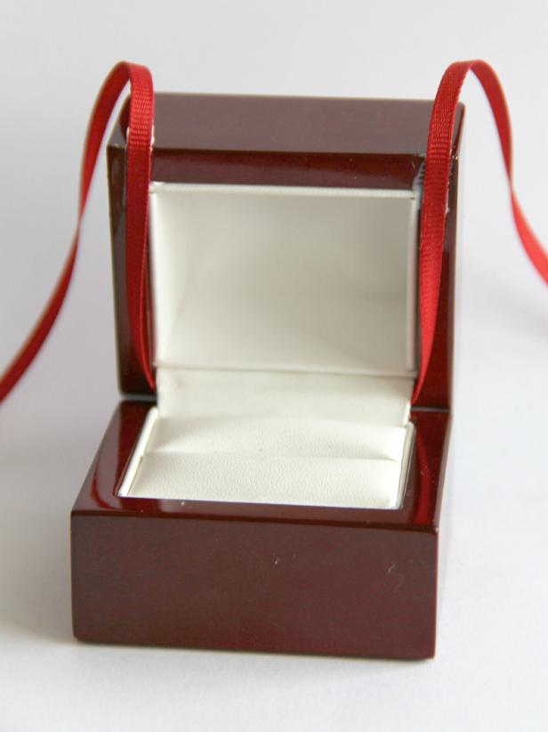 CI-Jess-Abbott_Christmas-ornament-engagement-ring-box-step7_h CI-Jess-Abbott_Christmas-ornament-engagement-ring-box-step7_h