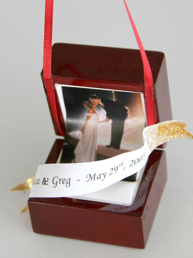 CI-Jess-Abbott_Christmas-ornament-engagement-ring-box-step8_h CI-Jess-Abbott_Christmas-ornament-engagement-ring-box-step8_h