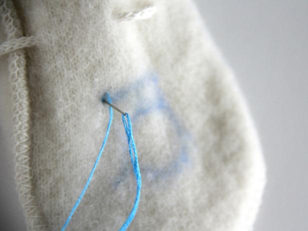 CI-Jess-Abbott_Baby-mitten-Christmas-tree-ornament-step4_h CI-Jess-Abbott_Baby-mitten-Christmas-tree-ornament-step4_h