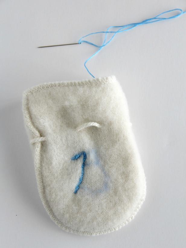 CI-Jess-Abbott_Baby-mitten-Christmas-tree-ornament-step6_h CI-Jess-Abbott_Baby-mitten-Christmas-tree-ornament-step6_h