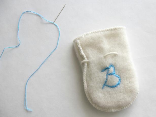 CI-Jess-Abbott_Baby-mitten-Christmas-tree-ornament-step7_h CI-Jess-Abbott_Baby-mitten-Christmas-tree-ornament-step7_h