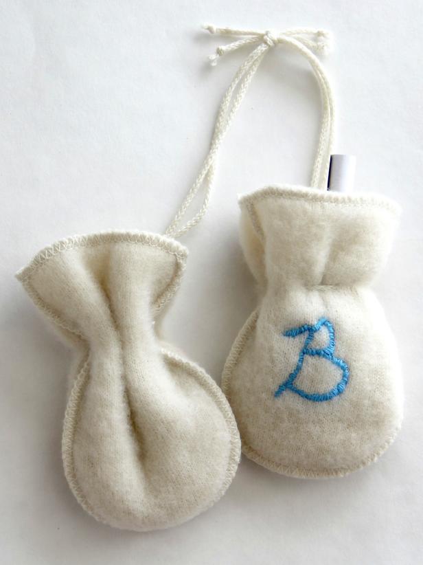 CI-Jess-Abbott_Baby-mitten-Christmas-tree-ornament-step9_h CI-Jess-Abbott_Baby-mitten-Christmas-tree-ornament-step9_h