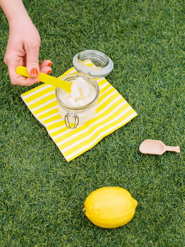 CI-Rennai-Hoefer_lemon-sugar-scrub-add-and-stir_v CI-Rennai-Hoefer_lemon-sugar-scrub-add-and-stir_v