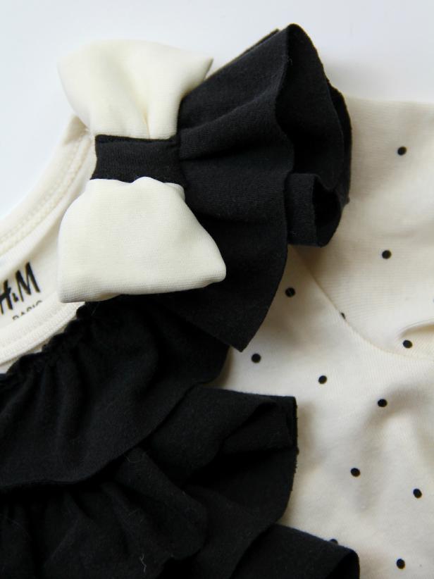 CI-Jess-Abbott_Ruffle-Neck-Onesie-sew-bow14_h CI-Jess-Abbott_Ruffle-Neck-Onesie-sew-bow14_h