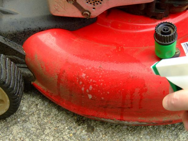 CI-Chris-Hill_-lawnmower-cleaning-deck_h CI-Chris-Hill_-lawnmower-cleaning-deck_h