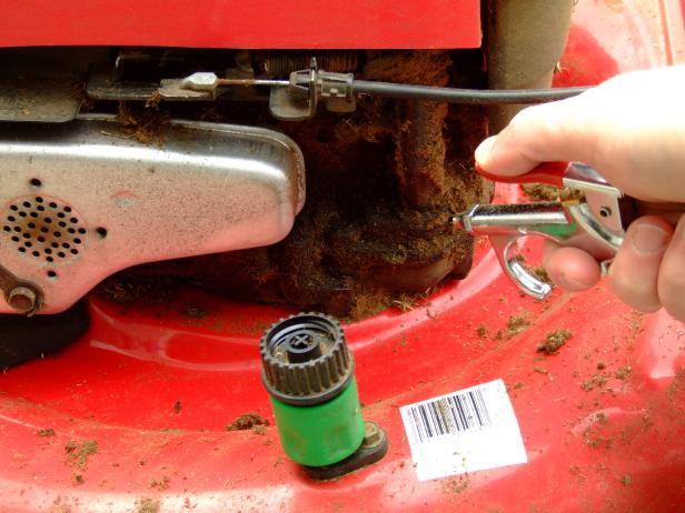 CI-Chris-Hill_-lawnmower-using-air-compressor-to_clean_h CI-Chris-Hill_-lawnmower-using-air-compressor-to_clean_h