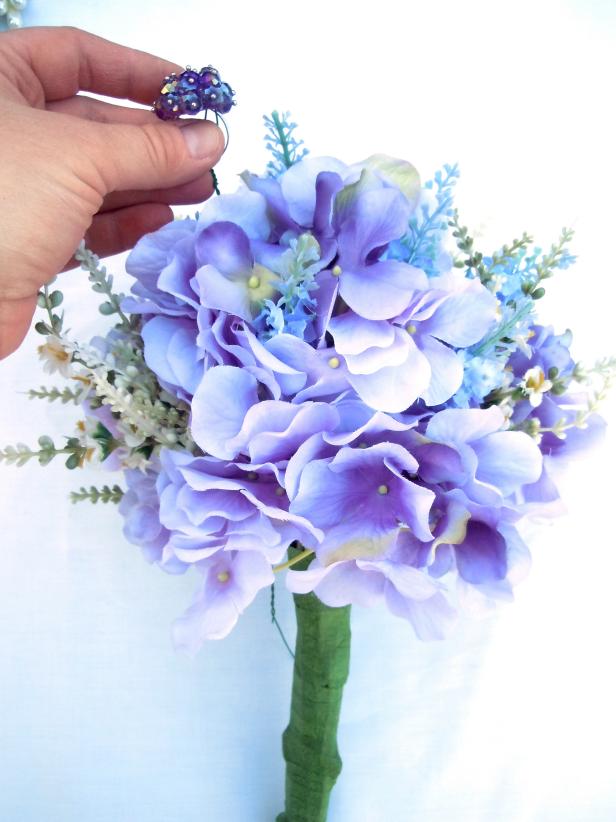 CI-Sarah-Brobst_wedding-bouquet-made-from-jewelry-insert-brooches5_h CI-Sarah-Brobst_wedding-bouquet-made-from-jewelry-insert-brooches5_h