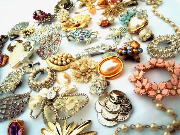 CI-Sarah-Brobst_wedding-bouquet-made-from-jewelry-laid-out3_h CI-Sarah-Brobst_wedding-bouquet-made-from-jewelry-laid-out3_h