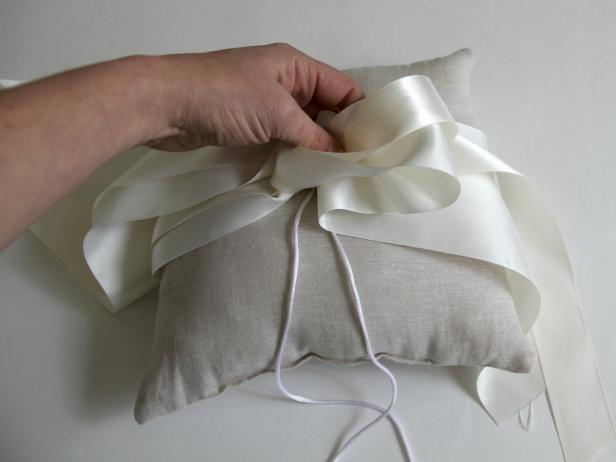 CI-Jess-Abbott_wedding-ring-bearer-pillow-make-first-loop11_h CI-Jess-Abbott_wedding-ring-bearer-pillow-make-first-loop11_h