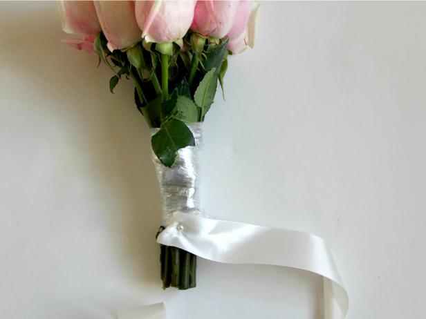 CI-Jess-Abbott_wedding-bouquet-pink-roses-start-ribbon-step3_h CI-Jess-Abbott_wedding-bouquet-pink-roses-start-ribbon-step3_h