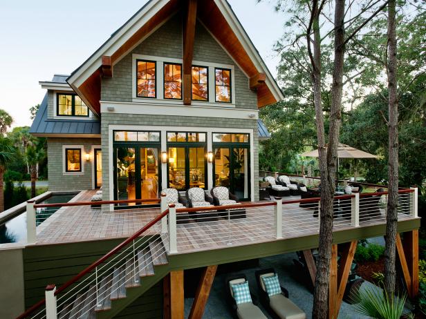 Luxurious and Contemporary Wrap-Around Deck Luxurious and Contemporary Wrap-Around Deck