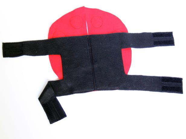 CI-Carla-Wiking_Halloween-Dog-lady-bug-costume-add-velcro-step6_h CI-Carla-Wiking_Halloween-Dog-lady-bug-costume-add-velcro-step6_h
